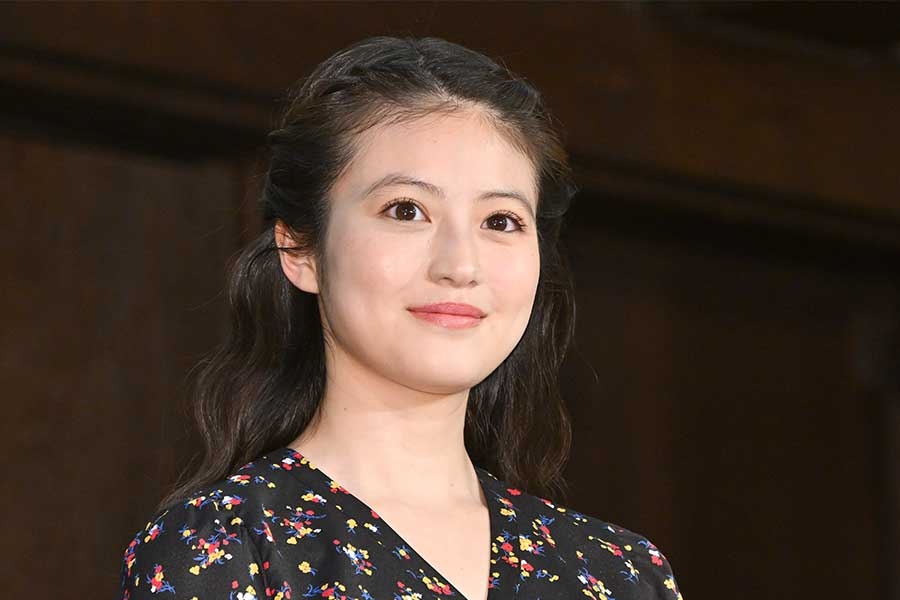 今田美桜、網タイツ×ミニ丈ドレスの