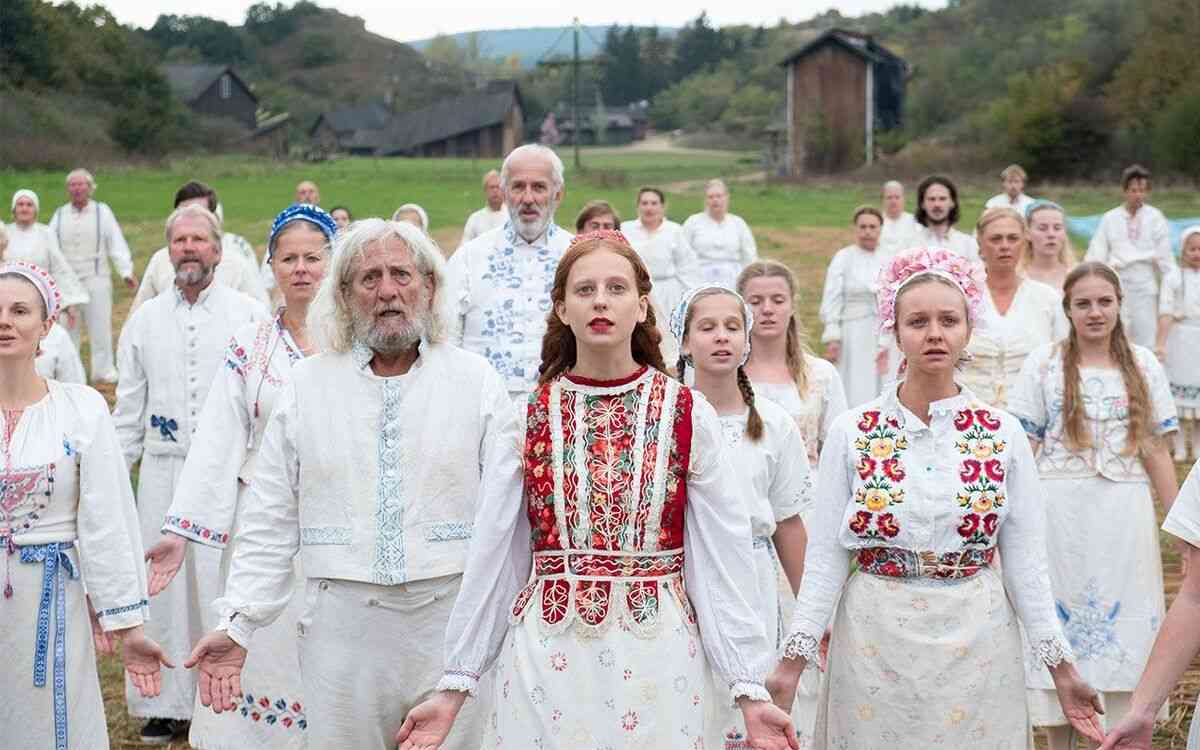 「向こうで映画見るけどあなたもどう？」元カルト信者の私が『ミッドサマー』に覚えた既視感 | 文春オンライン