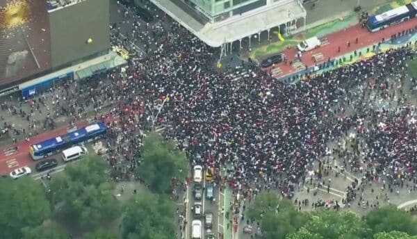 米国有名インフルエンサーの「プレステ配布」に若者殺到　NY広場で一部暴徒化しケガ人も