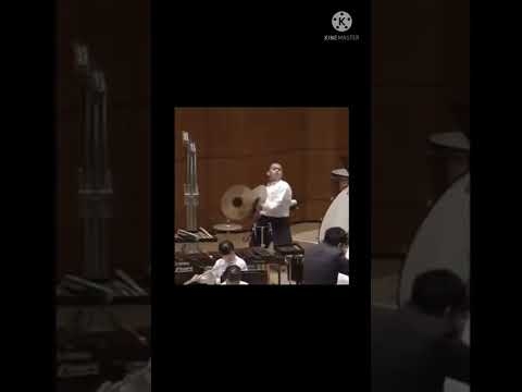 シンバルの叩き方が独特な人 - YouTube