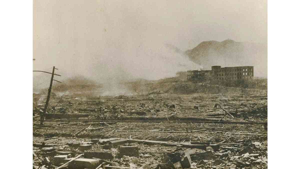 「原爆翌日の長崎」新たな写真、地面から煙立ち上る爆心地付近…山端庸介氏撮影か : 読売新聞