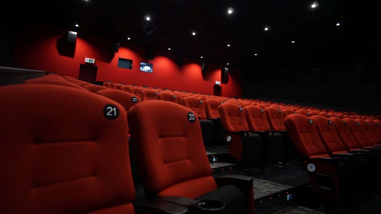 映画料金2000円時代突入。実は33年でわずか400円の値上げ幅、それでも不満が噴出する日本経済の停滞と、その先に待ち受ける文化的危機 | 集英社オンライン | 毎日が、あたらしい