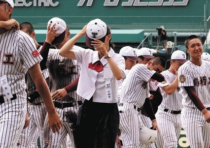鳥栖工の女子マネージャー・緒方美月さんが甲子園の土を集める様子が話題に「それぐらいやってたんやな」：中日スポーツ・東京中日スポーツ 