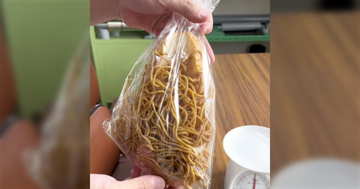 焼きそばドッグに人生ではじめて感激した！100円でボリューム満点、重量約260gでした「私が知ってる焼きそばドッグと違う」 - Togetter