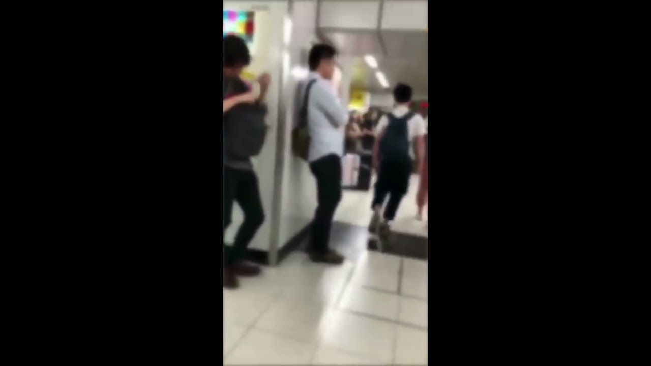 新宿駅で女性にだけぶつかる最低男 - YouTube