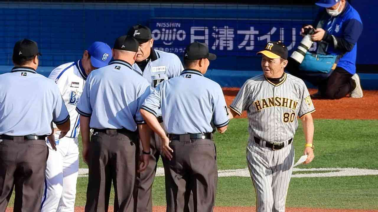 【和解】岡田監督、本日は審判団と笑顔で握手する。レフトスタンドの阪神ファンからも歓声があがる【前日の試合は握手拒否】2023.8.20 - YouTube