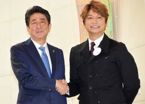 画像・写真 | 香取慎吾、安倍総理に絵画紹介　作家としての活躍期待に照れ笑い「うれしくも恥ずかしい」  1枚目 | ORICON NEWS