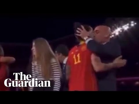 Luis Rubiales kisses Jenni Hermoso after Spain’s victory in World Cup final - YouTube