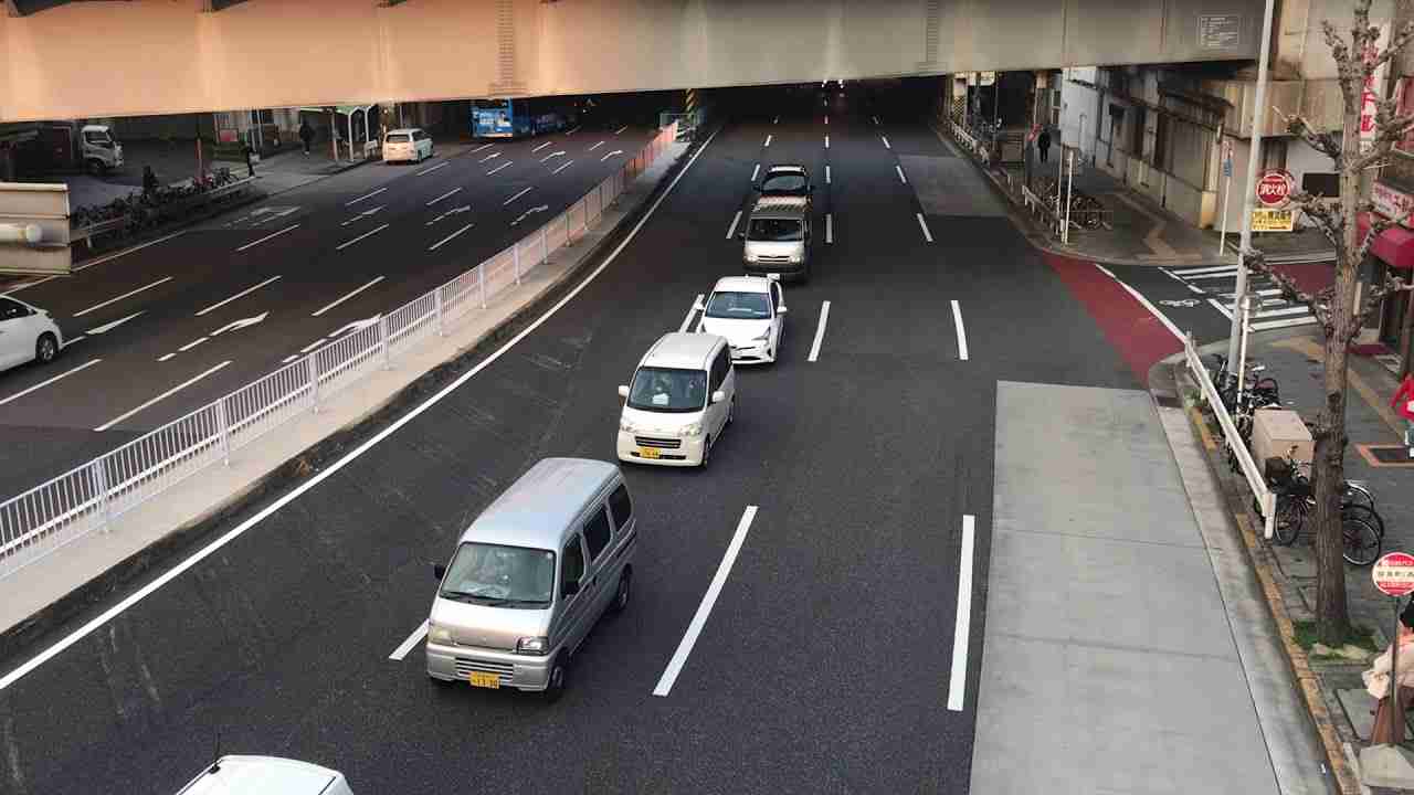 【緊急走行】茶色の軽自動車の素晴らしい譲り方で救急車が交差点も難なく突破！ - YouTube