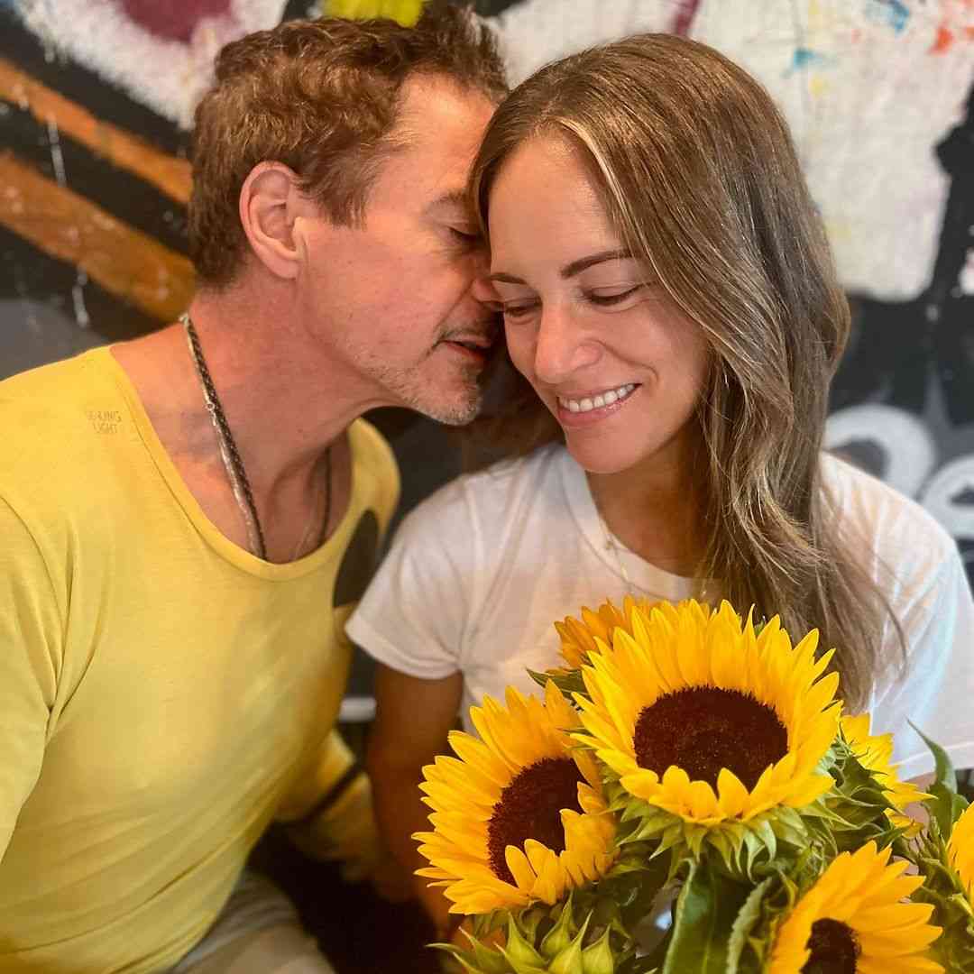 ロバート・ダウニーJr. 結婚当時の写真を18回目の結婚記念日に再現!「最高の写真」と称賛&祝福の嵐