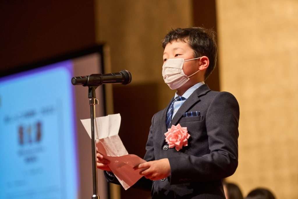 小学5年生が「おしっこの研究2022」で内閣総理大臣賞！「肉ばかり食べるとpHはどうなる」など深掘り研究の裏側に、母の食事サポートも（HugKum） - Yahoo!ニュース
