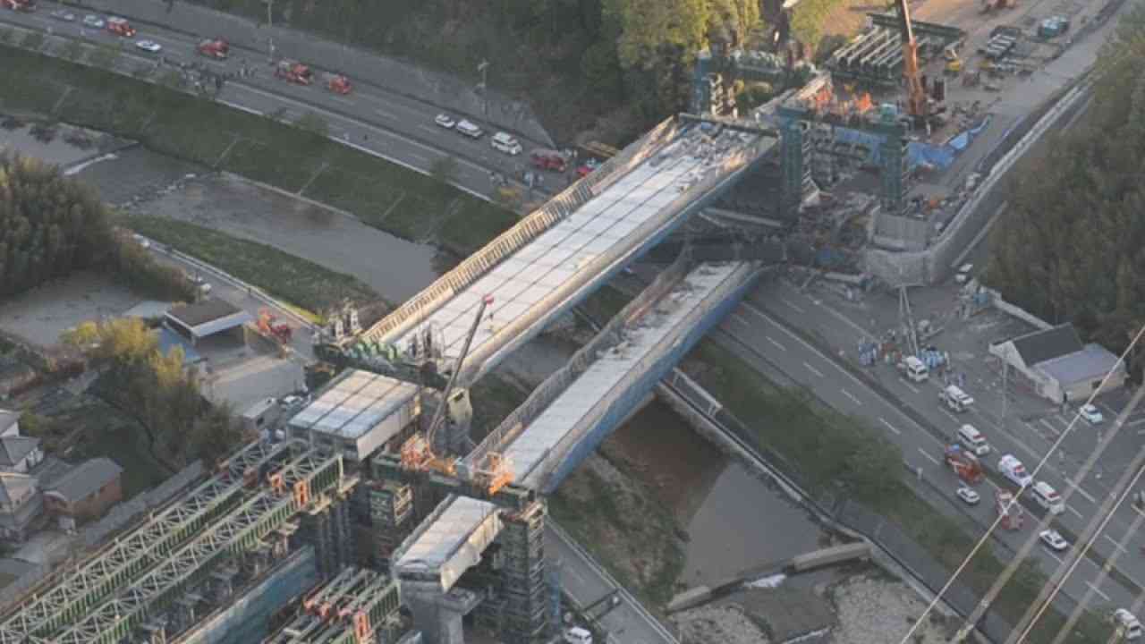 橋桁落ち２人死亡８人負傷 神戸・新名神の工事現場 - YouTube