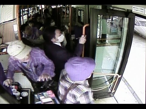 神戸三宮ビル足場倒壊の瞬間／みなと観光バス提供 - YouTube