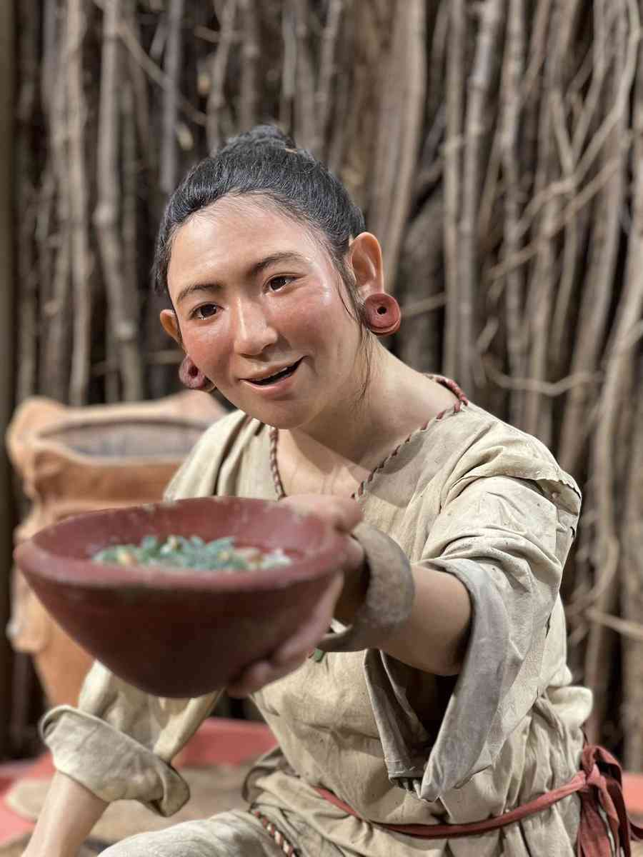 “会いに行ける縄文人”模型の「ゆきえ」さんが今にも動き出しそうなリアルさ 博物館に名前の由来などを聞いた