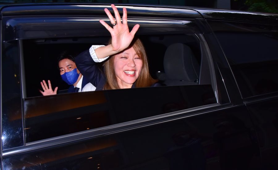 今井絵理子ら「フランス研修」に国民激怒も自民党幹部は〝かん口令〟指示で「説明ナシ」の〝風化〟狙い（FRIDAY） - Yahoo!ニュース