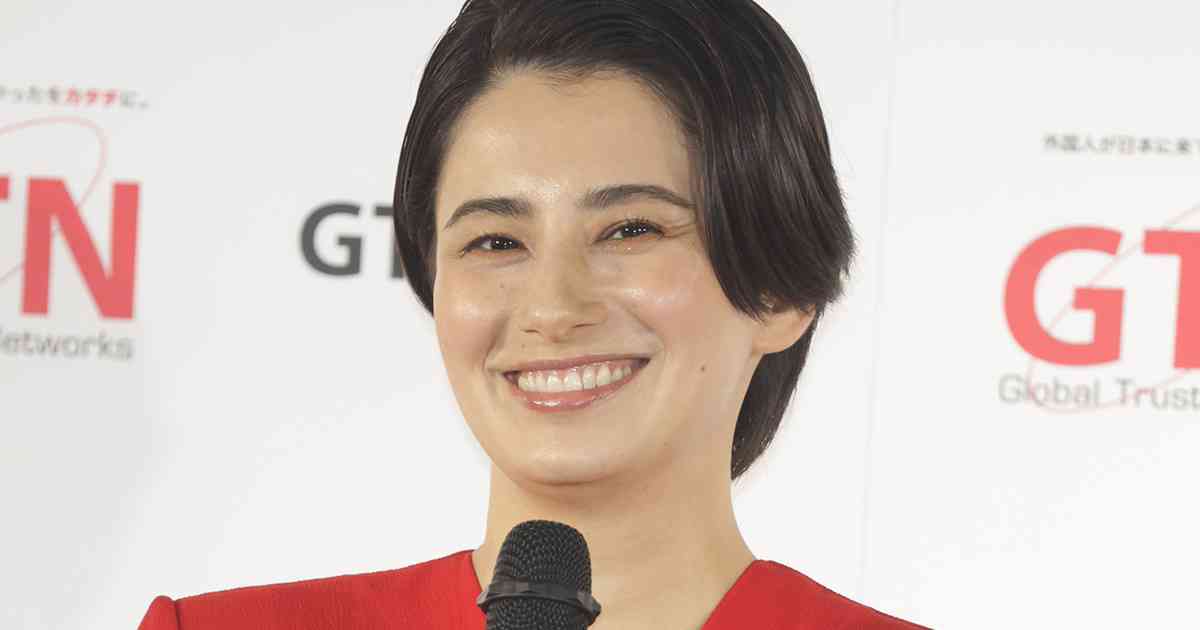 ホラン千秋　年収は推定3億！報道キャスターなのに異例のCM契約数を持つワケ | 女性自身