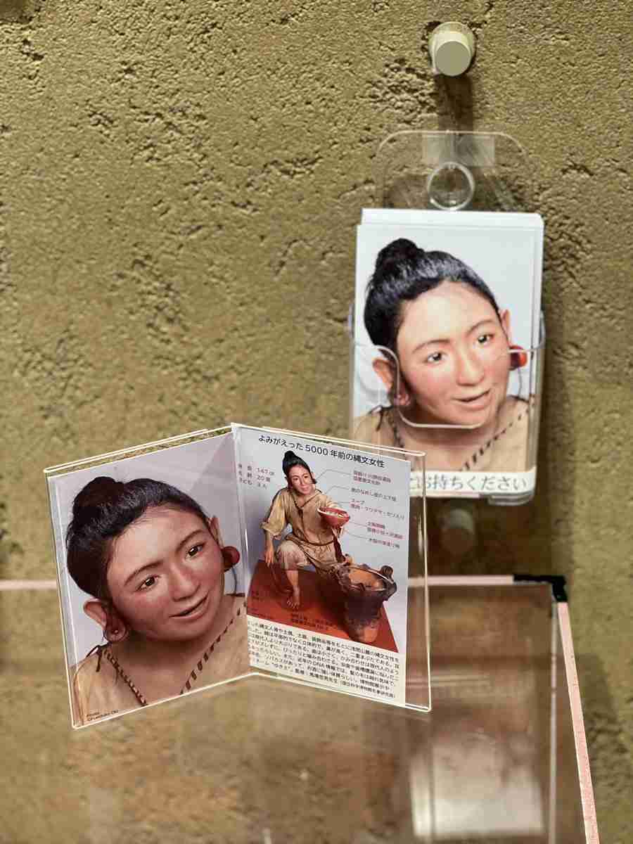“会いに行ける縄文人”模型の「ゆきえ」さんが今にも動き出しそうなリアルさ 博物館に名前の由来などを聞いた