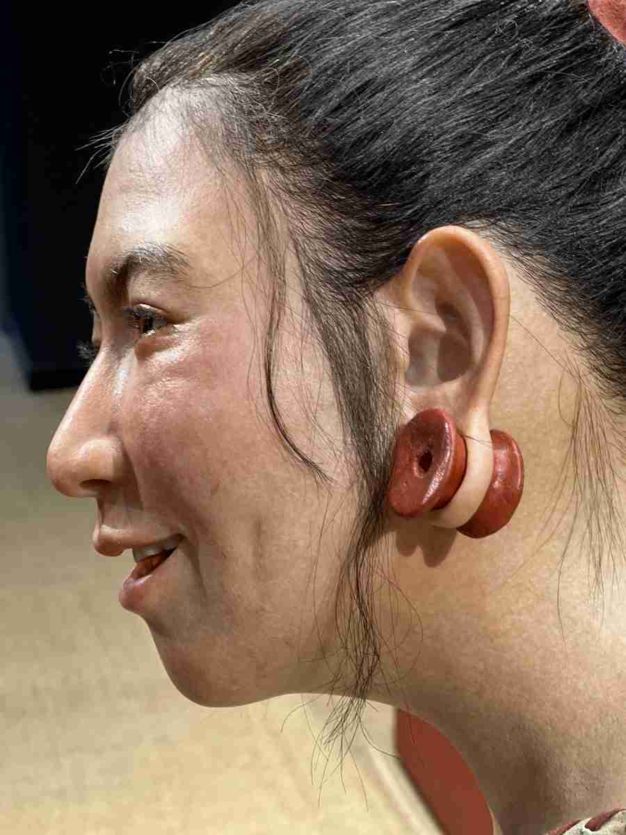 “会いに行ける縄文人”模型の「ゆきえ」さんが今にも動き出しそうなリアルさ 博物館に名前の由来などを聞いた