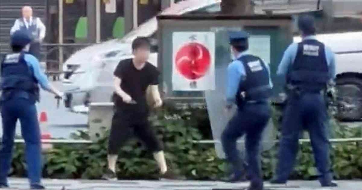 池袋駅前で包丁振り回す　警察官に囲まれ抵抗も　容疑の男性逮捕