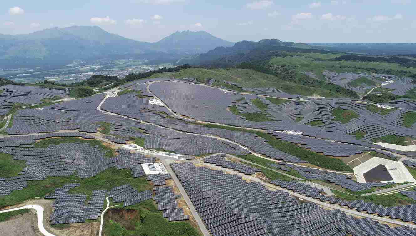 世界遺産登録が大ピンチ！阿蘇山の周辺景観が激変 「大地を覆う無数の太陽光パネル」衝撃写真