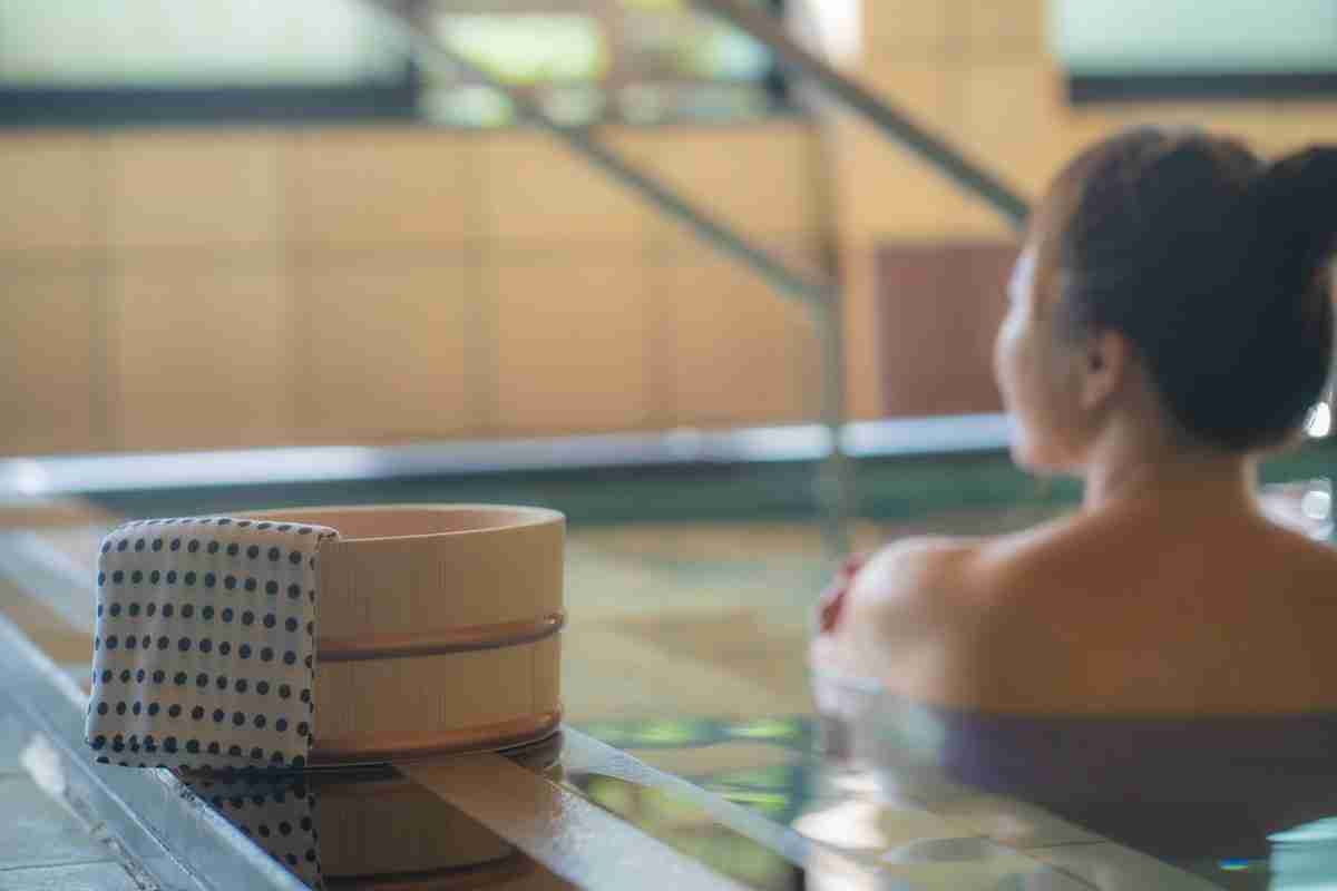 お風呂は好きだけど大浴場が苦手な人もいる 「一人でくつろぎたい」「洗い場の椅子を共同で使うのが嫌」 | マネーポストWEB