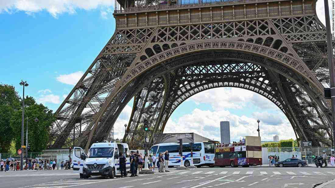 エッフェル塔で爆弾騒ぎ、観光客が避難し一時閉鎖 - CNN.co.jp