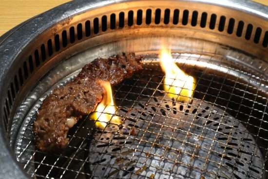 残念な肉の焼き方では「もったいない」人気焼肉食べ放題店の“焼肉ポリス”が警告