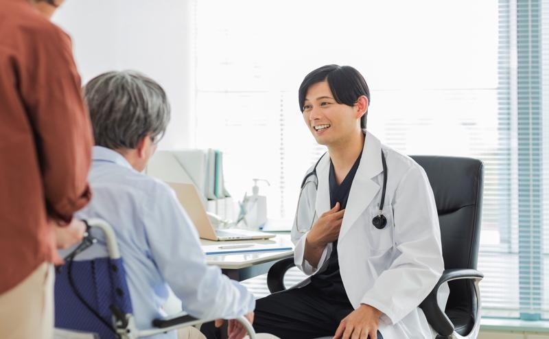 勤務医の平均年収は？年代・勤務先・働き方での違いを解説｜医師向けお役立ちコラム