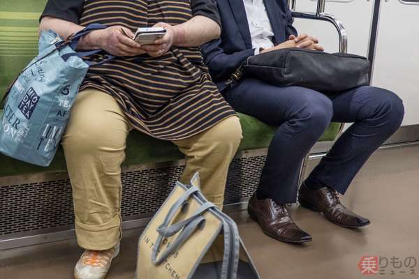迷惑「鉄道で大開脚で座るマン」防げないのか？ “定員きっちり座れない問題”対策はあるのか | 乗りものニュース
