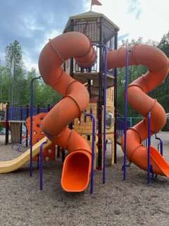 都心の公園で遊具が減っています　さらに複合化・小型化　理由は2002年にできた基準「安全領域」