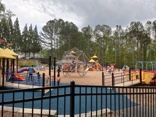 都心の公園で遊具が減っています　さらに複合化・小型化　理由は2002年にできた基準「安全領域」