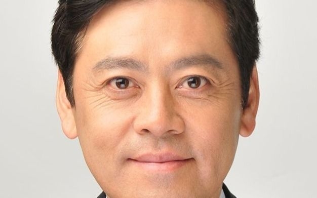 《写真入手》 自民党・宮内秀樹文科委員長がSNSから消した海外視察で“マーライオンの噴水飲み”写真　本人は直撃に「公務出張というか…」 | 文春オンライン