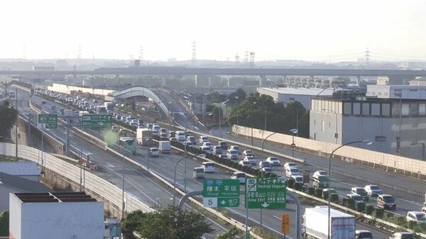 「ゴジラでも上陸したのかって渋滞」帰省ラッシュスタートで高速・新幹線・空港の混雑ピークに｜FNNプライムオンライン