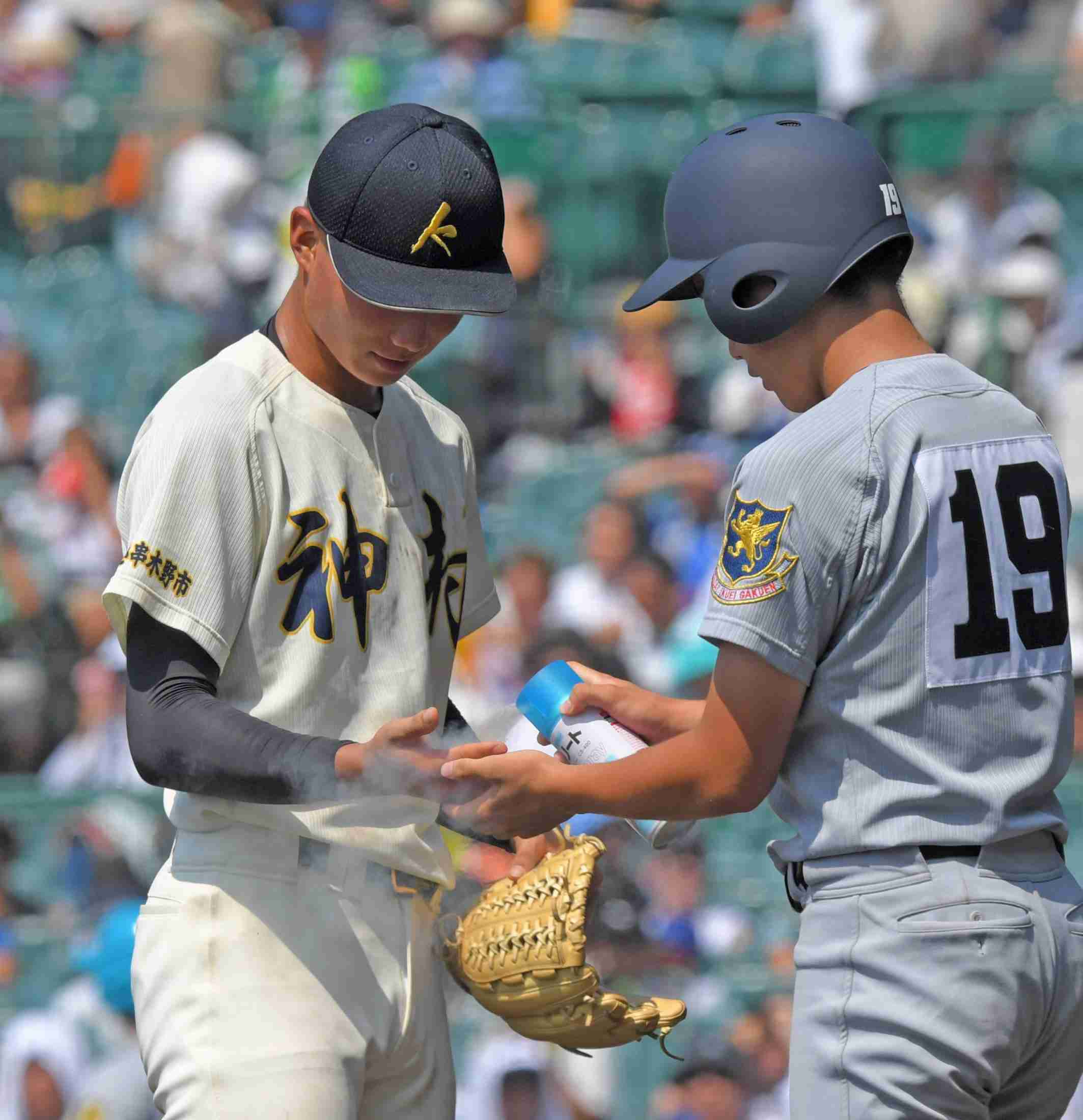 仙台育英三塁コーチ、痛烈ライナー好捕の神村学園投手に冷却スプレーの粋な心遣い　ＮＨＫ解説「素晴らしい光景」ＳＮＳも「なんて爽やか」（デイリースポーツ） - Yahoo!ニュース