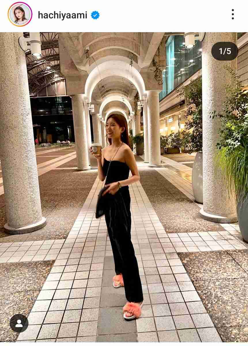 井戸田潤の19歳年下モデル妻・蜂谷晏海、色っぽ私服で抜群スタイル!夫婦ショットも「お似合いです」
