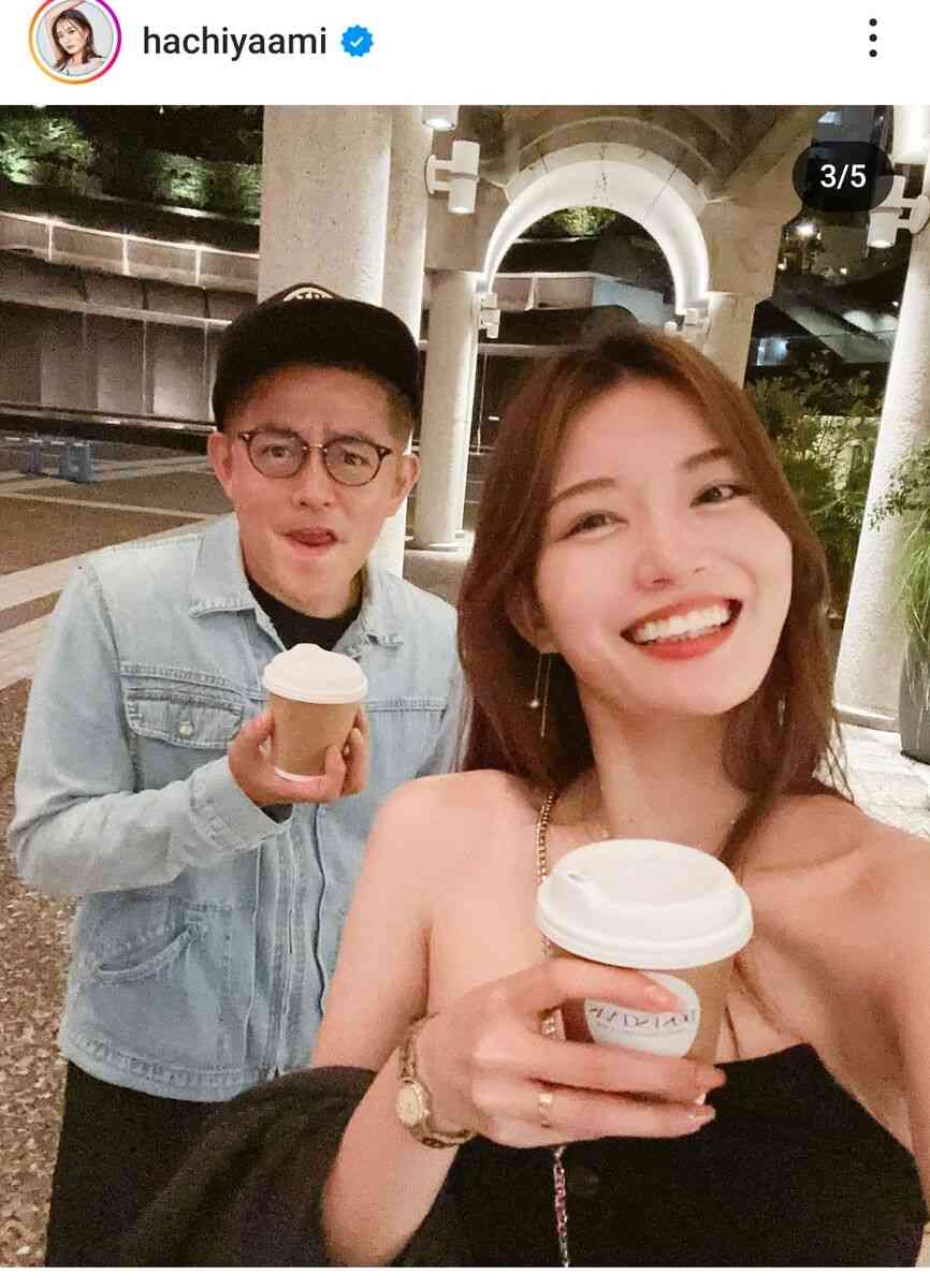 井戸田潤の19歳年下モデル妻・蜂谷晏海、色っぽ私服で抜群スタイル!夫婦ショットも「お似合いです」