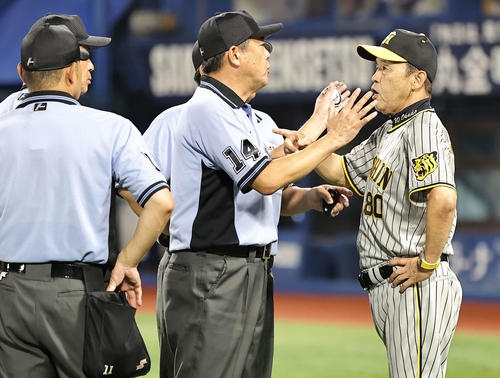 判定に阪神ファン激怒!?　ゴミ投げ込み、相手ヒーローインタビュー時に「六甲おろし」合唱　ネットで物議