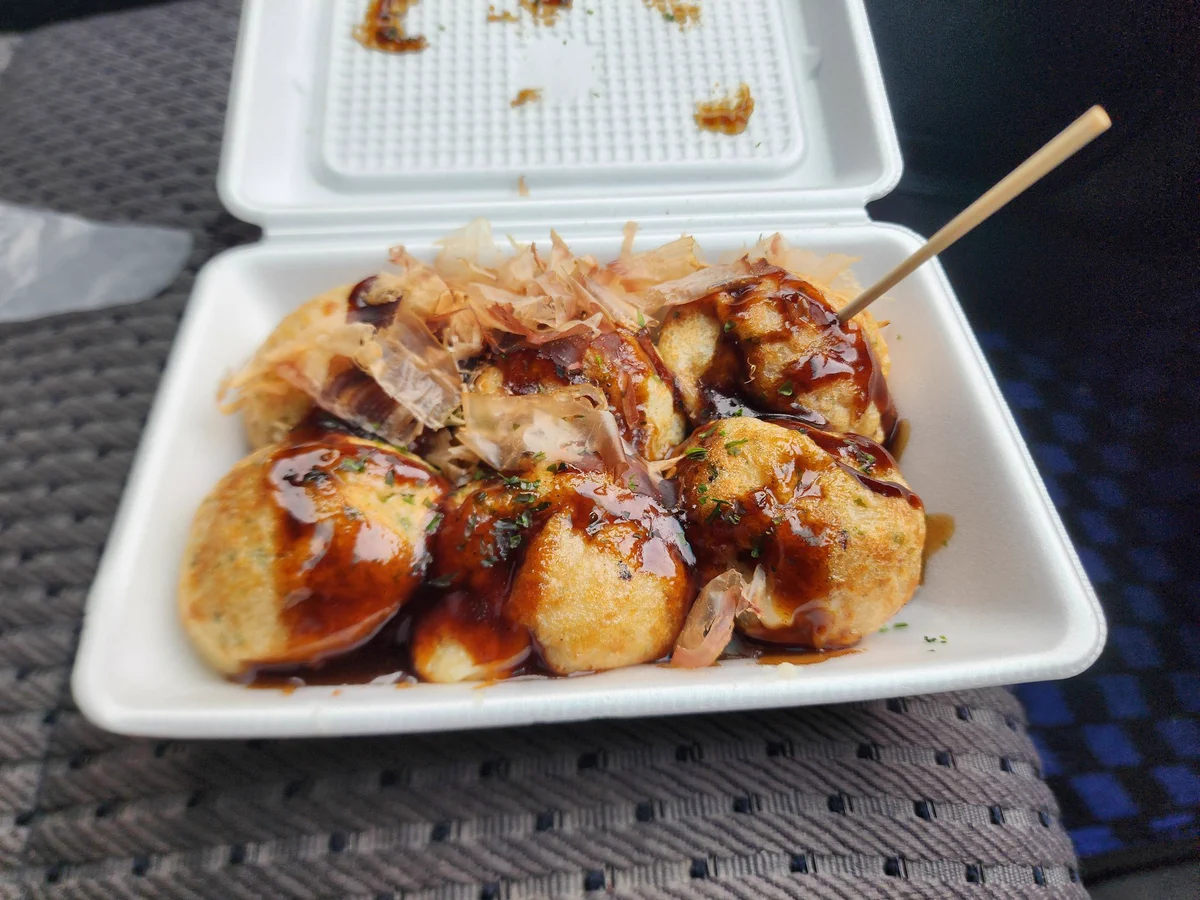 「焼きそばドッグに人生ではじめて感激した」とあるスーパーの焼きそばドッグがとんでもないことになっていると話題 値段は100円