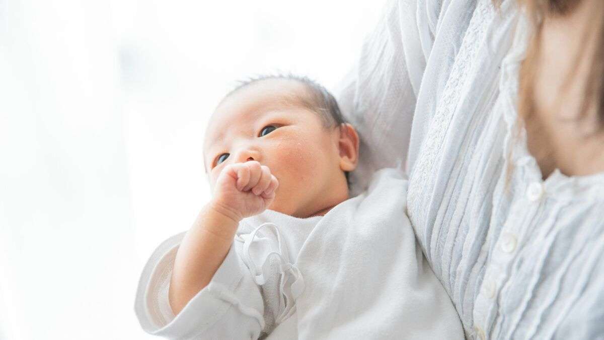 ｢赤ちゃん＝2､3歳の子｣というイメージを持つ父親たち…日本特有の文化｢里帰り出産｣の大きすぎる副作用 これでは育児のスタート時に父親が関われない | PRESIDENT Online（プレジデントオンライン）