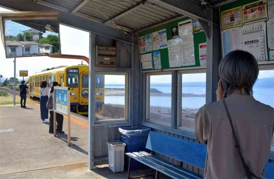 「こんな場所があるとは…」絶景の無人駅に遠方から続々　長崎の島原鉄道「古部駅」｜【西日本新聞me】