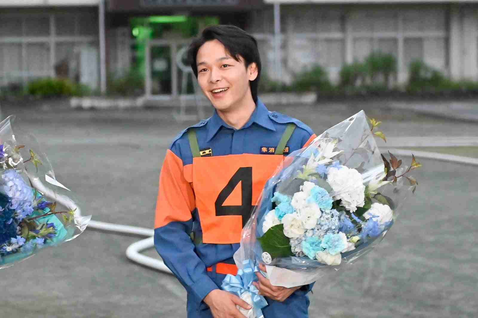 中村倫也「誇れる現場でした」“イケおじ消防団”キャストと「ハヤブサ消防団」クランクアップ - モデルプレス