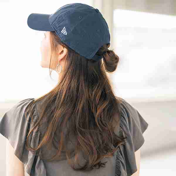 ひとつ結びはNG!2023年大ブームの【キャップ】が古臭く見えない方法