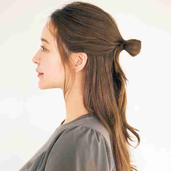 ひとつ結びはNG!2023年大ブームの【キャップ】が古臭く見えない方法