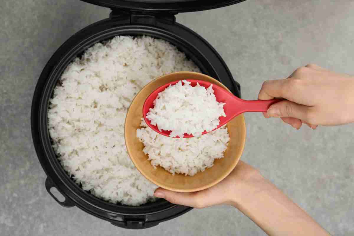 「卵かけご飯」VS「納豆かけご飯」コスパ最強なのはどっち？ 栄養面も含めて比較 | ファイナンシャルフィールド