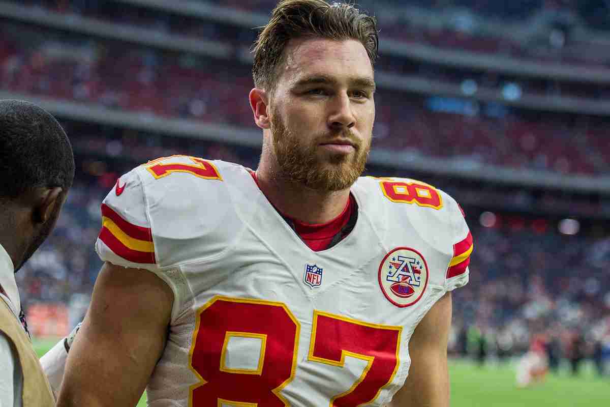 テイラー・スウィフト、NFL選手とロマンス浮上 彼の母親と試合を観戦