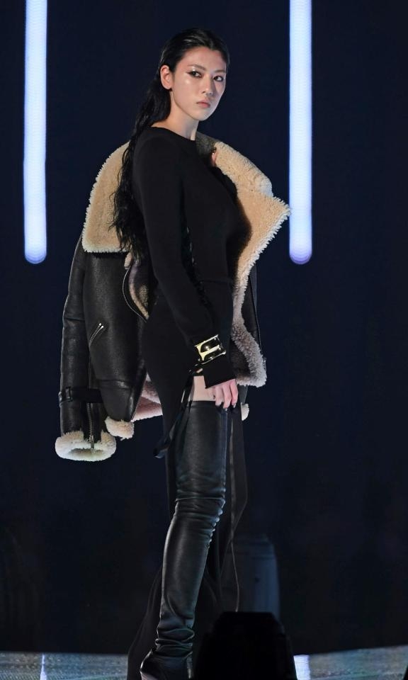 中条あやみ、結婚後初ランウェイ　クールなダークメイクで圧巻ランウェイ