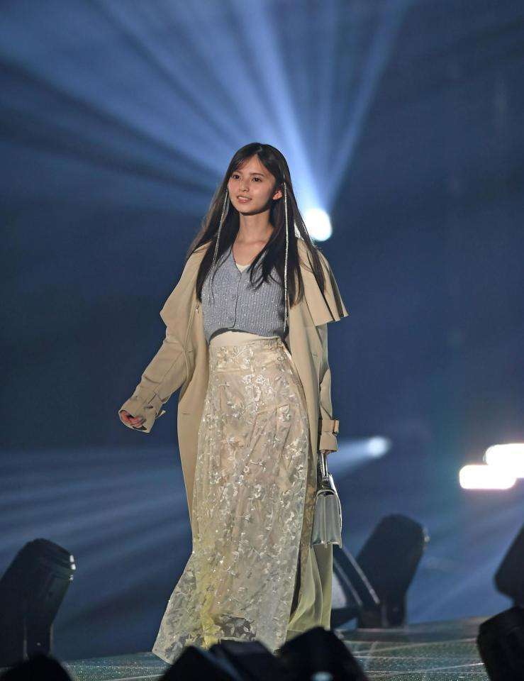 中条あやみ、結婚後初ランウェイ　クールなダークメイクで圧巻ランウェイ