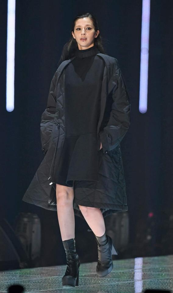 中条あやみ、結婚後初ランウェイ　クールなダークメイクで圧巻ランウェイ