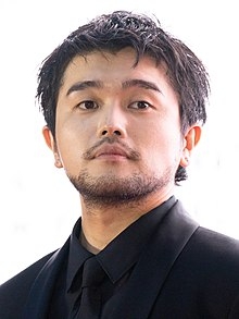 King Gnu、井口理が滝行しながら宣伝…！　楽曲とのギャップがすごい新譜CMが体張りすぎで話題に