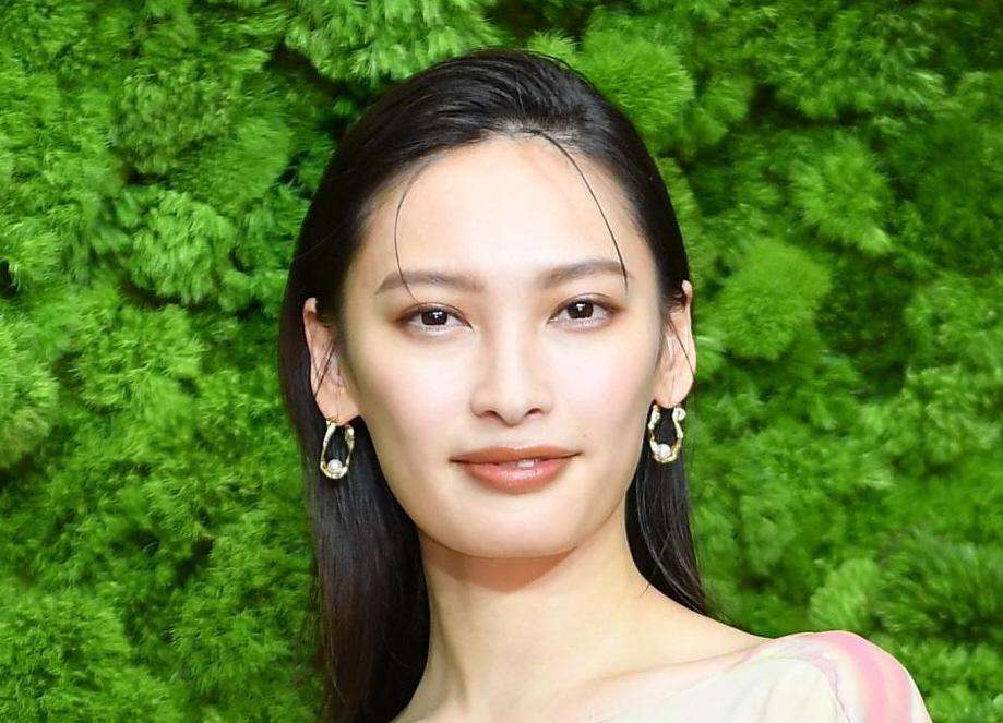 さっすが！大政絢　バキバキ腹筋の激細ウエスト全開もシャツ＆ヴィトン斜めがけ＝酷暑の秋モード上級者コーデ